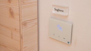 Uma porta de madeira com uma placa em cima que diz 'Sughera'.