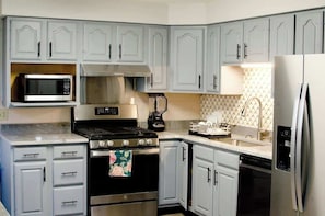 Fridge, microwave, oven, stovetop - 69 Springville Ave · Spacious home near Niagara Falls, Buffalo and UB (Buffalo)