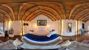 Una habitación acogedora con una cama, un cuadro y una mesita de noche con una lámpara.