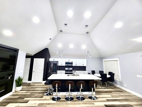 PoolerBnB, Spacious Modern Getaway near Savannah!