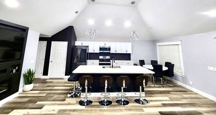 PoolerBnB, Spacious Modern Getaway near Savannah!