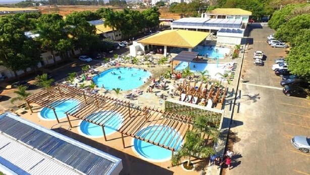 Un complexe hôtelier doté de plusieurs piscines, d’un espace couvert et d’un parking.