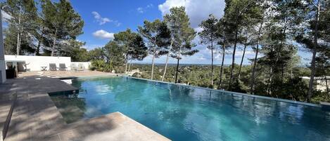 حمّام سباحة خارجي