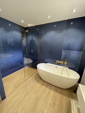 Douche, sèche-cheveux, serviettes fournies, savon