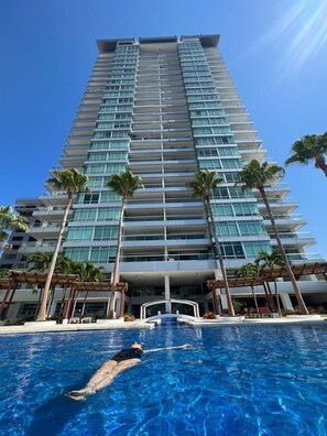 A high-rise hotel with a swimming pool in the foreground. - MARAZUL104 (Acapulco)