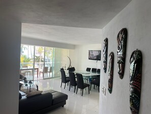 Apartemen Deluks | Makan di kamar