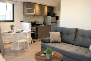 Studio (Triple) | Living area | Smart TV - In House BA - Le Coq (Buenos Aires)