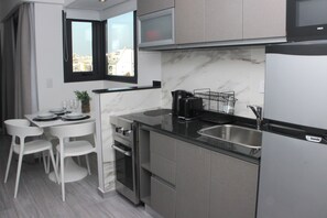 开间 (Triple) | 私人厨房 | 大冰箱、微波炉、烤箱、炉灶