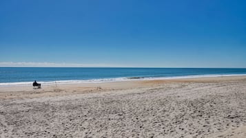 Una playa cerca, arena blanca