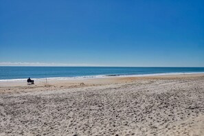 Beach nearby, white sand - Tiffany's Motel & Condos (Holly Ridge)