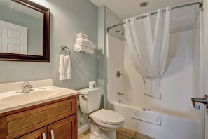 Classic Single Room | Bathroom | Towels - Tiffany's Motel & Condos (Holly Ridge)
