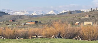 Private Hoback River Cabin en Route to Jackson Hole and Yellowstone 