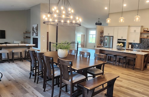 Beautiful, remodeled home on Lake Andrew. Pontoon Rental Available