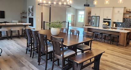 Beautiful, remodeled home on Lake Andrew. Pontoon Rental Available