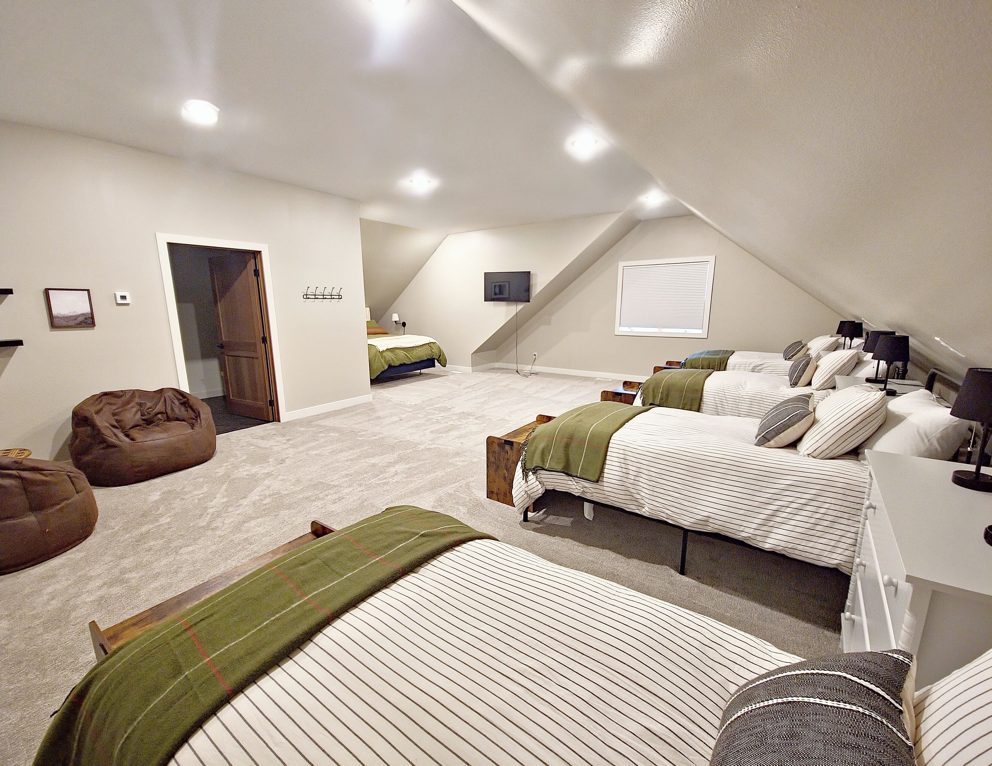 6 bedrooms, iron/ironing board, travel crib, free WiFi