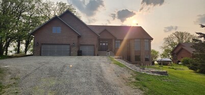 Beautiful, remodeled home on Lake Andrew. Pontoon Rental Available