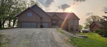 Beautiful, remodeled home on Lake Andrew. Pontoon Rental Available