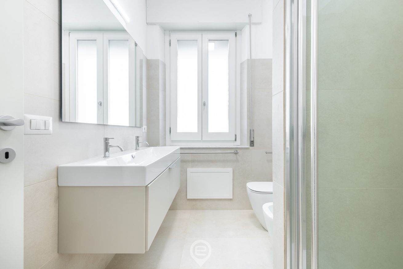 Ducha, secador de pelo, bidet, toallas