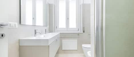Douche, sĂšche-cheveux, bidet, serviettes fournies