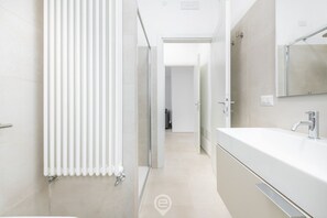 Shower, hair dryer, bidet, towels - Sandy Retreat (Torre Grande)