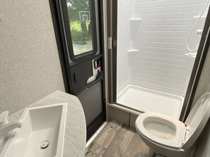 Haartrockner, Handtücher, Seife, Toilettenpapier