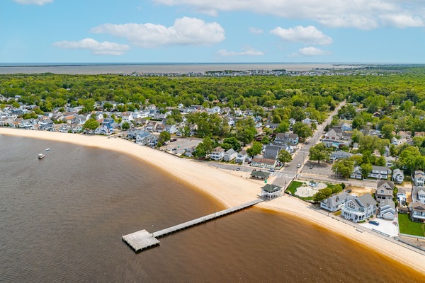 Beach nearby, sun loungers, beach towels