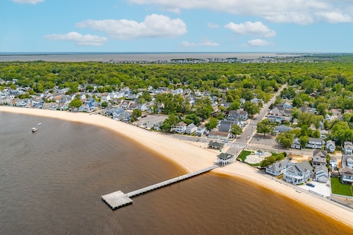 Ocean Breeze Oasis with Pool, Arcade Games & Karaoke Machine!