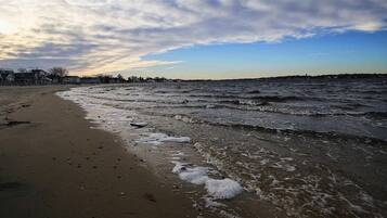 Beach nearby, sun-loungers, beach towels