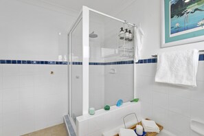 Haartrockner, Handtücher, Seife, Shampoo