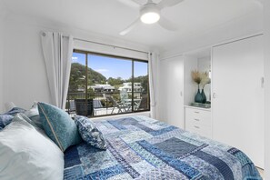2 bedrooms, desk, iron/ironing board, travel cot - Canal living with private beach, boat ramp, pontoon, fishing and kayaks. (Tweed Heads)