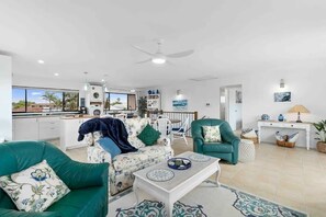 Smart TV, DVD player, books, video library - Canal living with private beach, boat ramp, pontoon, fishing and kayaks. (Tweed Heads)