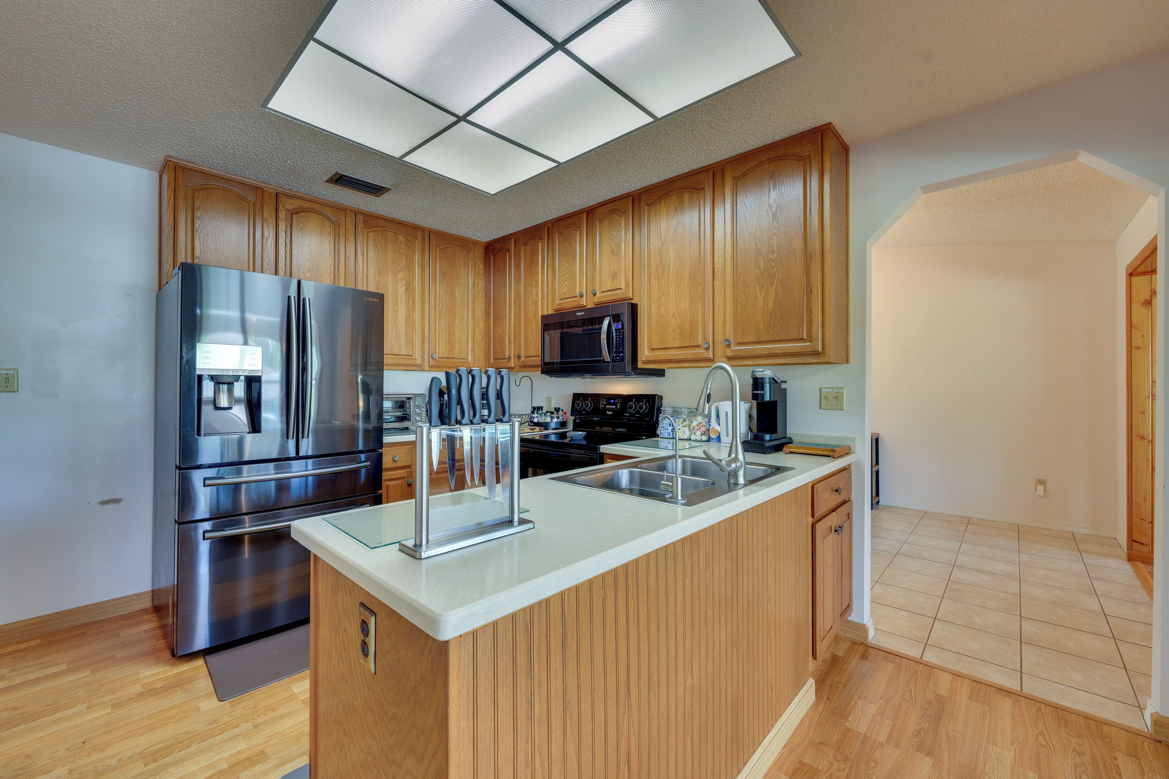 Cafetera o tetera, frigorífico, microondas y placa de cocina
