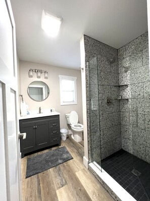 Dusche, Haartrockner, Handtücher, Seife