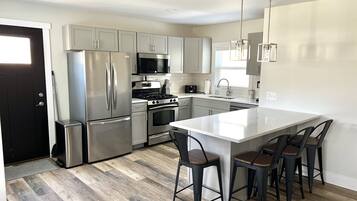 雪櫃、微波爐、焗爐、爐具