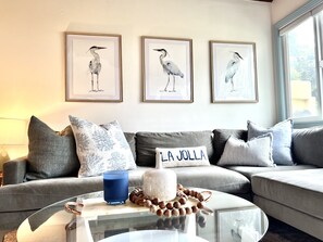 Living area - La Jolla Sea Cottage - walk to the beach and downtown (San Diego)