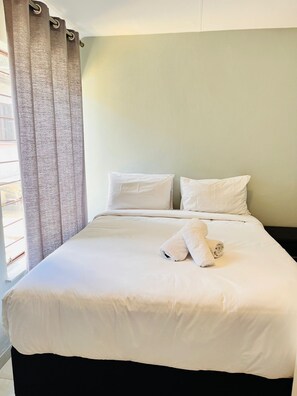 3 bedrooms, in-room safe, desk, iron/ironing board