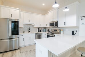 Geladeira, micro-ondas, fogão, cooktop
