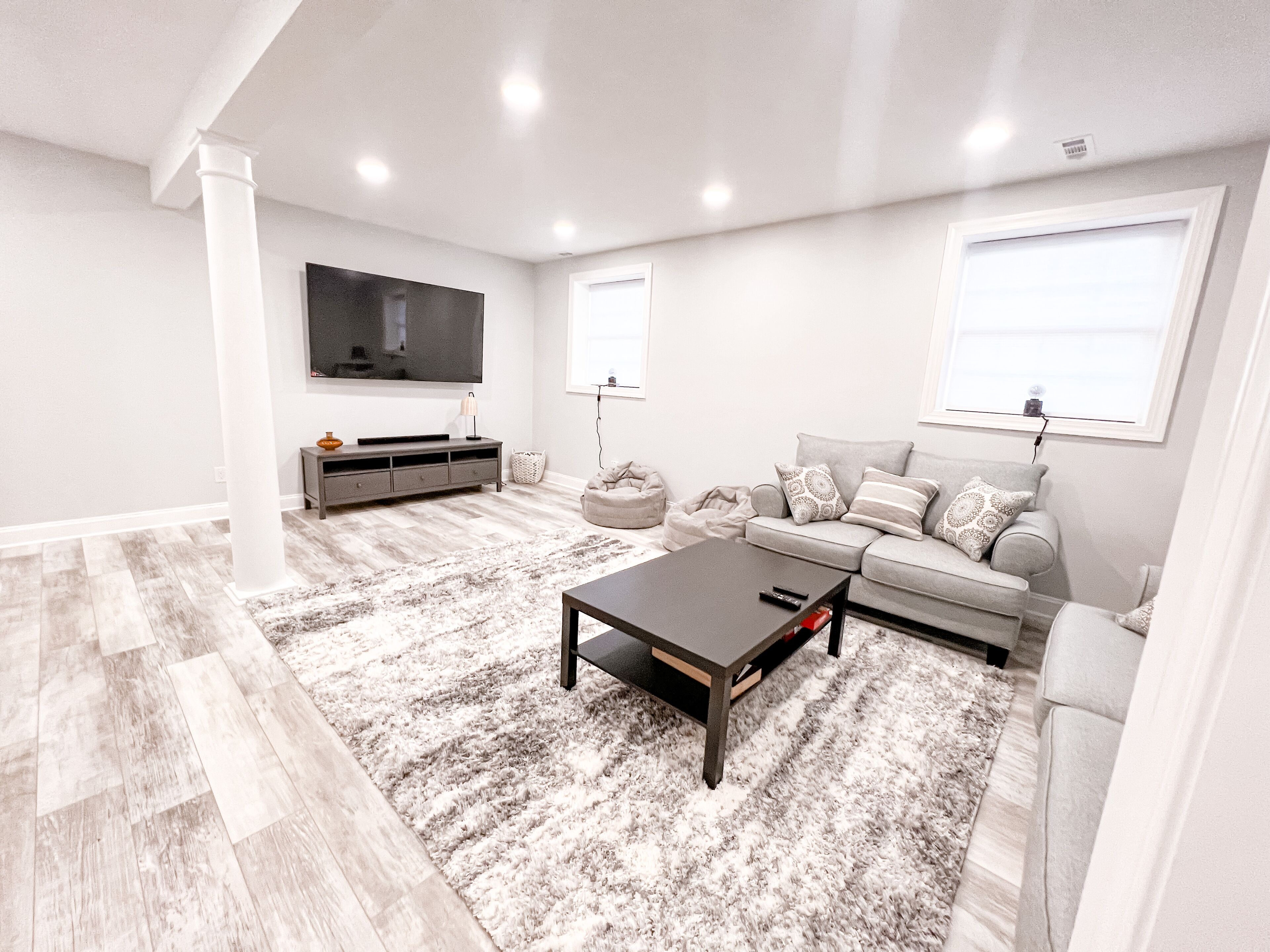 TV connectée, cheminée, jeux vidéo, livres