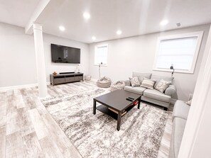 TV connectée, cheminée, jeux vidéo, livres