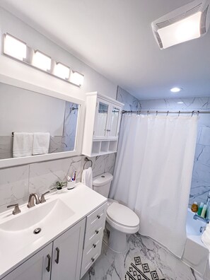 Doccia, asciugacapelli, asciugamani, sapone