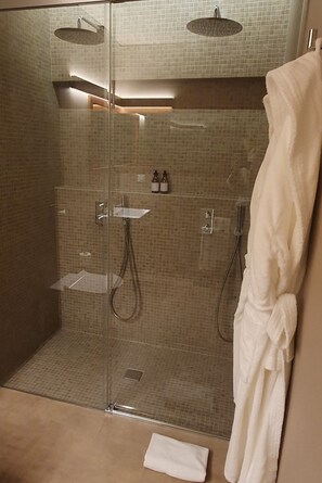 Villa exclusiva, 1 habitación, no fumadores, vistas al mar | Ducha del cuarto de baño