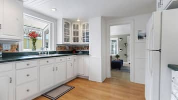 冰箱、微波炉、烤箱、炉灶