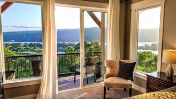 Smart TV, fireplace, books, stereo