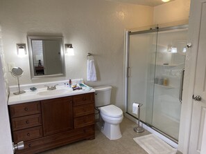 Dusche, Haartrockner, Handtücher, Seife