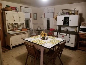 Fridge, microwave, oven, stovetop - Peace and quiet at the farmhouse in the grassland hills of Fulton County, Pa. (Harrisonville)