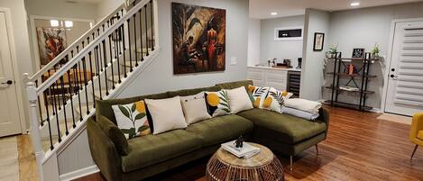 TV connectée, cheminée, livres