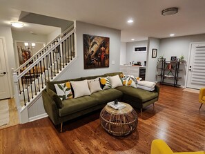 Älytelevisio, takka, kirjoja