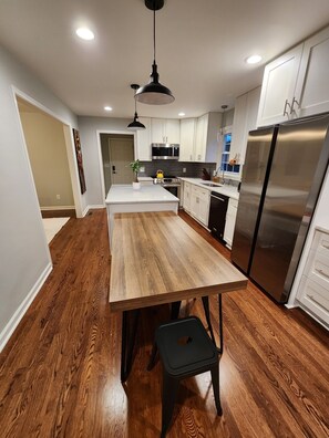 Jääkaappi, mikroaaltouuni, uuni, liesi