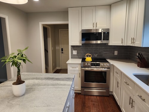 Spacious & Private Willow Creek Getaway ★ King Bed & Laundry ★ Near DT Raleigh