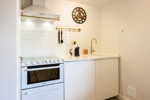 Fridge, oven, stovetop, dishwasher